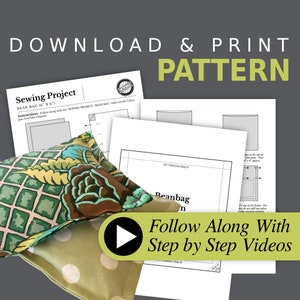 以下が含まれることがあります： 緑、茶色、白の花柄の生地のビーンバッグがパターンの上に置かれた、ビーンバッグの縫製パターンです。パターンには「Beanbag」というタイトルが付けられており、ステップバイステップのビデオで追跡できる手順が含まれています。画像の上部には「Download & Print Pattern」というテキストがあります。