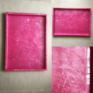 Könnte beinhalten: Drei rosafarbene Harzschalen mit Marmoreffekt. Die Schalen sind in verschiedenen Größen und eignen sich perfekt zum Organisieren kleiner Gegenstände.