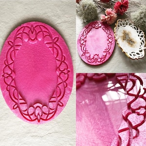Può includere: Due stampi ovali in resina rosa con un design a pizzo decorativo. Gli stampi sono perfetti per creare oggetti in resina unici.
