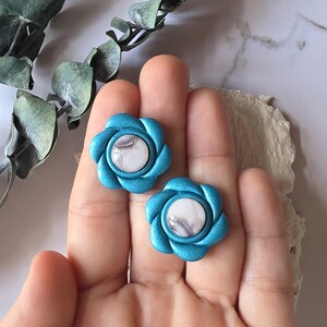 Turquoise flower stud earrings made of polymer clay with marbled artificial stone – Statement Studs – Handmade floral earrings summer jewelry