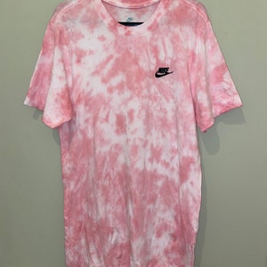 Op de afbeelding: Roze tie-dye T-shirt met een zwart Nike-logo.