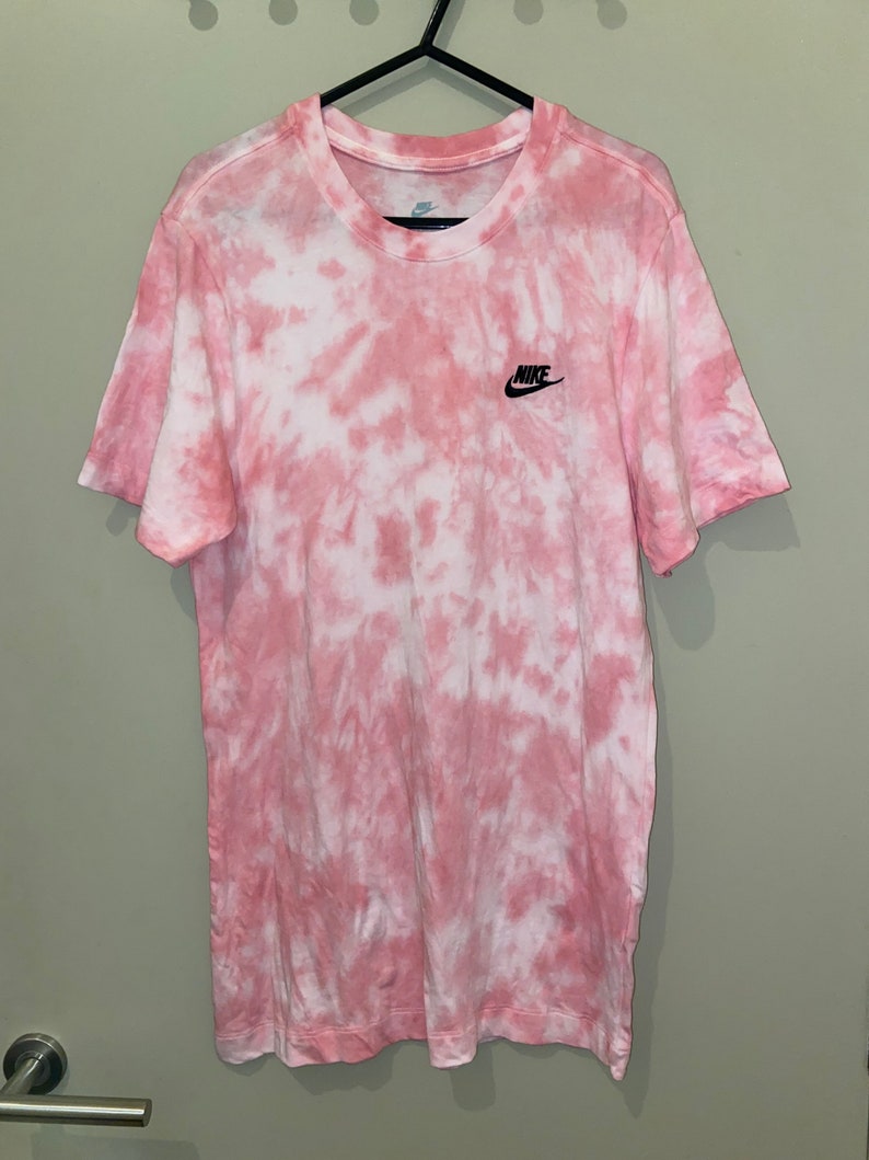 Op de afbeelding: Roze tie-dye T-shirt met een zwart Nike-logo.
