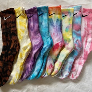Calcetines Nike teñidos anudados, tallas para adultos y niños, opciones de colores arcoíris multicolor.