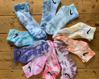 Tie Dye Nike Socken Handgefärbte sportliche Crew- und Viertelstile Mehrere Farboptionen Regenbogen für Erwachsene Kinder / Kleinkindgrößen Geburtstagsgeschenk 1 Paar