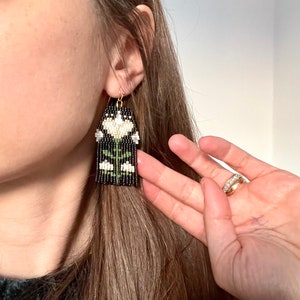 Boucles d'oreilles fleuries avec franges en perles de rocaille : bijoux tribaux bohèmes