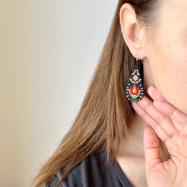 Boucles d'oreilles en perles de fleurs folkloriques noires, fleurs folkloriques, boucles d'oreilles en perles de larme, boucles d'oreilles en perles Miyuki, boucles d'oreilles tissées à la main, boucles d'oreilles folkloriques,