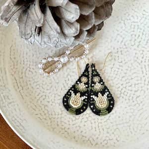 Boucles d'oreilles florales noires avec perles de rocaille : bijoux bohèmes à franges