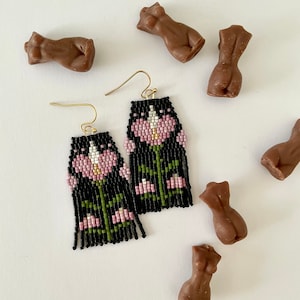 Boucles d'oreilles en perles de rocaille florales noir mat : bijoux bohèmes à franges