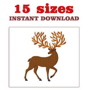 Könnte beinhalten: Ein Stickmuster mit einem braunen Hirsch mit großen, orangefarbenen Geweih. Der Hirsch steht auf einem weißen Hintergrund. Das Design ist in 15 Größen erhältlich.