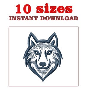 Può includere: Design ricamato di una testa di lupo in tonalità blu. L'immagine include il testo "10 taglie" e "DOWNLOAD IMMEDIATO" in rosso e marrone. Il volto del lupo è centrato, con cuciture dettagliate.