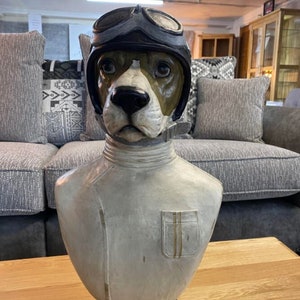 Busto di cane in stile vintage con occhiali