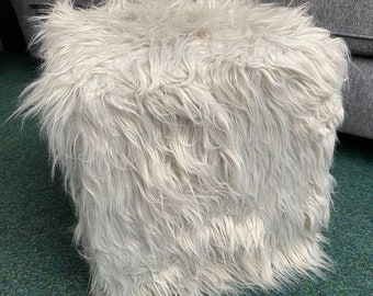 Quadratischer Fluffy Hocker Schaffelloptik Hellgrau