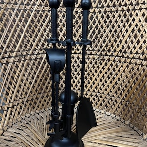 Puede incluir: Conjunto de herramientas para chimenea de metal negro con soporte. El conjunto incluye un atizador, una pala, unas pinzas y un cepillo.
