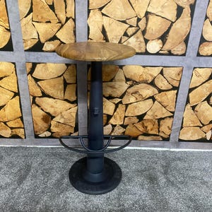 Taburete de bar estilo industrial con reposapiés