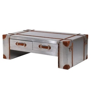 Mesa de centro con detalles plateados y aspecto de aluminio industrial