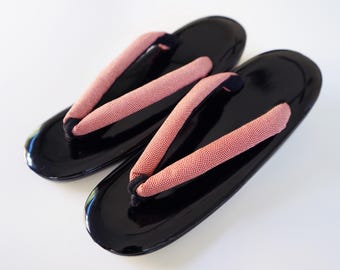 NEUE Japanische Kimono Zori-Sandale für Damen, klassische japanische Zori-Sandalen aus schwarzer Emaille mit eleganten gemusterten Riemen, Kimono-Schuhe