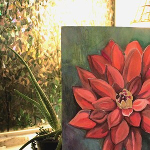 Puede incluir: Una pintura de acuarela de una flor roja con un centro amarillo. La flor est&aacute; pintada sobre un fondo verde oscuro.