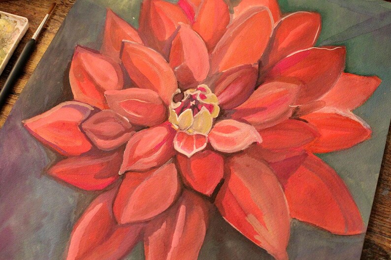 Puede incluir: Un primer plano de una flor roja con un centro amarillo. La flor est&aacute; pintada en estilo acuarela y tiene un aspecto suave y delicado.