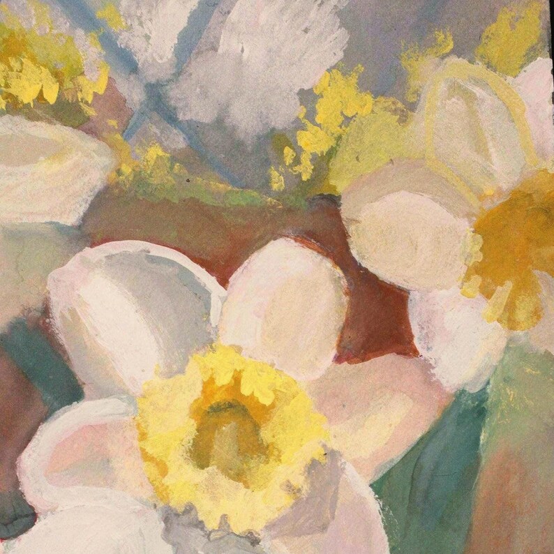 Puede incluir: Pintura abstracta en acuarela de narcisos. Las flores tienen p&eacute;talos blancos y centros de color amarillo brillante. El fondo presenta tonos apagados de verde, marr&oacute;n y azul, creando un efecto art&iacute;stico suave. El estilo de pintura es suelto y expresivo.