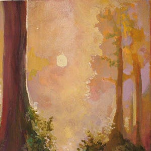 Op de afbeelding: Een abstract schilderij van een boslandschap met een zacht, warm kleurenpalet. Het kunstwerk toont hoge bomen met roodbruine stammen en een heldere, cirkelvormige lichtbron, mogelijk de zon of de maan, op de achtergrond. Het schilderij roept een gevoel van rust op.