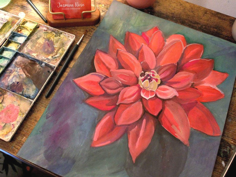 Puede incluir: Pintura de acuarela de una flor roja con un centro amarillo. La flor est&aacute; pintada sobre un fondo azul.