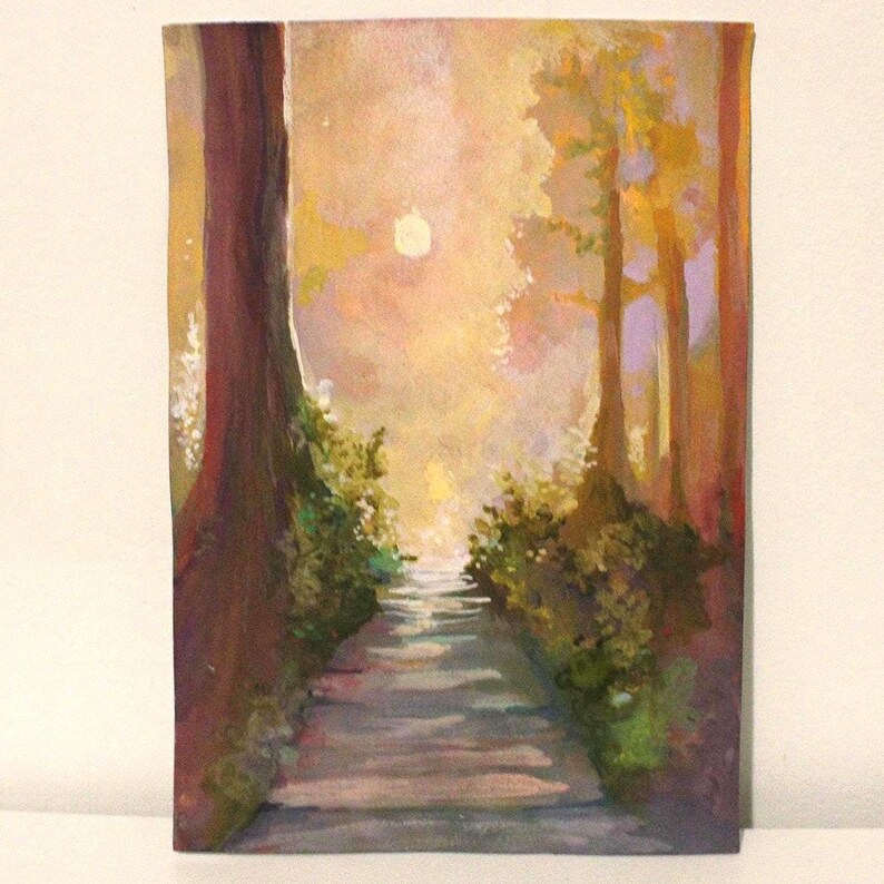 Op de afbeelding: Origineel schilderij van een boslandschap. Het kunstwerk toont een pad dat leidt naar een zonnige open plek, omlijst door hoge bomen en weelderig groen gebladerte. Het kleurenpalet omvat warme tinten geel, oranje en bruin, waardoor een serene en uitnodigende sfeer ontstaat.