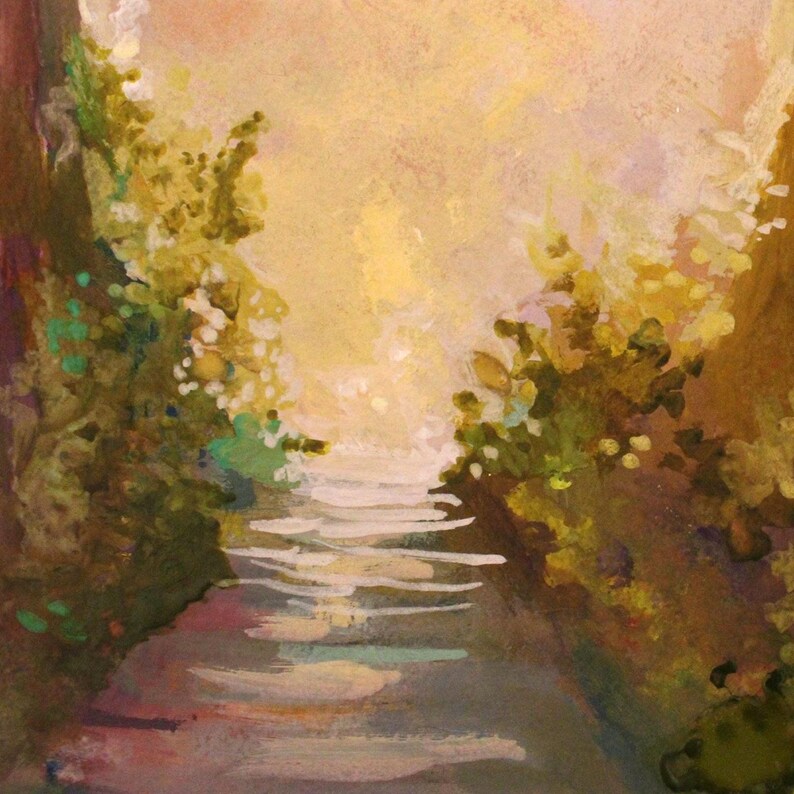 Op de afbeelding: Een abstract schilderij van een pad dat leidt naar een helder, zonnig gebied. Het pad is geschilderd in grijstinten en wit, met weelderig groen en geel gebladerte aan weerszijden. Het kunstwerk roept een gevoel van rust op.