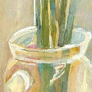 Puede incluir: Pintura a la acuarela de un tarro de cristal transparente con un borde ancho, lleno de tallos verdes y blancos. El tarro tiene un dise&ntilde;o abstracto colorido con tonos de amarillo, rosa y azul. El fondo es de color beige suave.