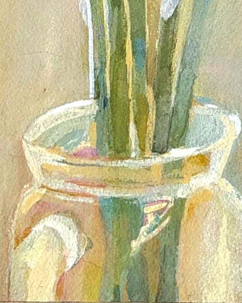 Puede incluir: Pintura a la acuarela de un tarro de cristal transparente con un borde ancho, lleno de tallos verdes y blancos. El tarro tiene un dise&ntilde;o abstracto colorido con tonos de amarillo, rosa y azul. El fondo es de color beige suave.
