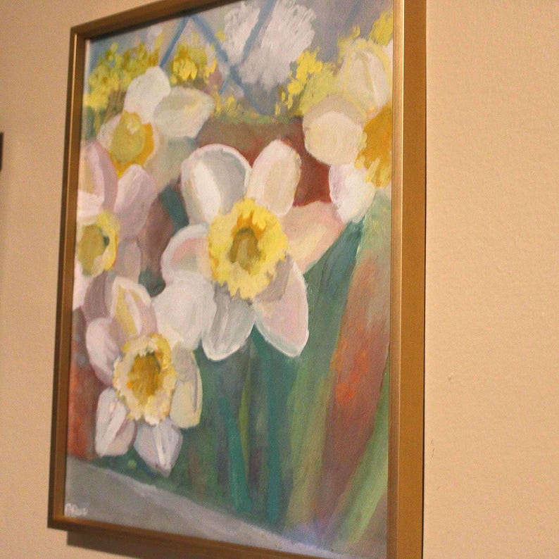 Puede incluir: Pintura enmarcada de narcisos. La obra presenta p&eacute;talos blancos con centros amarillos, sobre un fondo de hojas verdes y cielo azul claro. La pintura est&aacute; encerrada en un marco de color dorado.