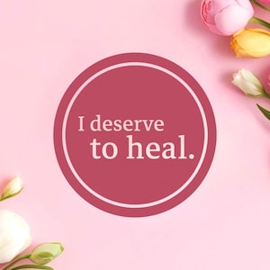 Adesivo redondo I Deserve To Heal | Adesivo de vinil de 3" com acabamento brilhante | Decoração de autocuidado e cura | Adesivos à prova d'água