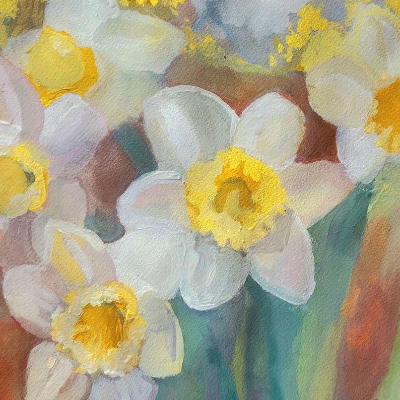 Puede incluir: Primer plano de una pintura a la acuarela de narcisos. Las flores tienen p&eacute;talos blancos y centros amarillos brillantes. El fondo presenta tonos de verde, marr&oacute;n y azul, creando un efecto suave e impresionista. La pintura captura la delicada belleza de las flores.