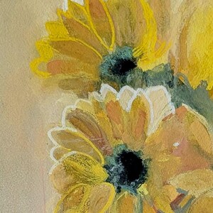 Puede incluir: Primer plano de una pintura con dos girasoles. Los girasoles tienen p&eacute;talos de color amarillo brillante con toques de naranja y blanco, que rodean un centro oscuro. El fondo es de un amarillo suave y apagado.