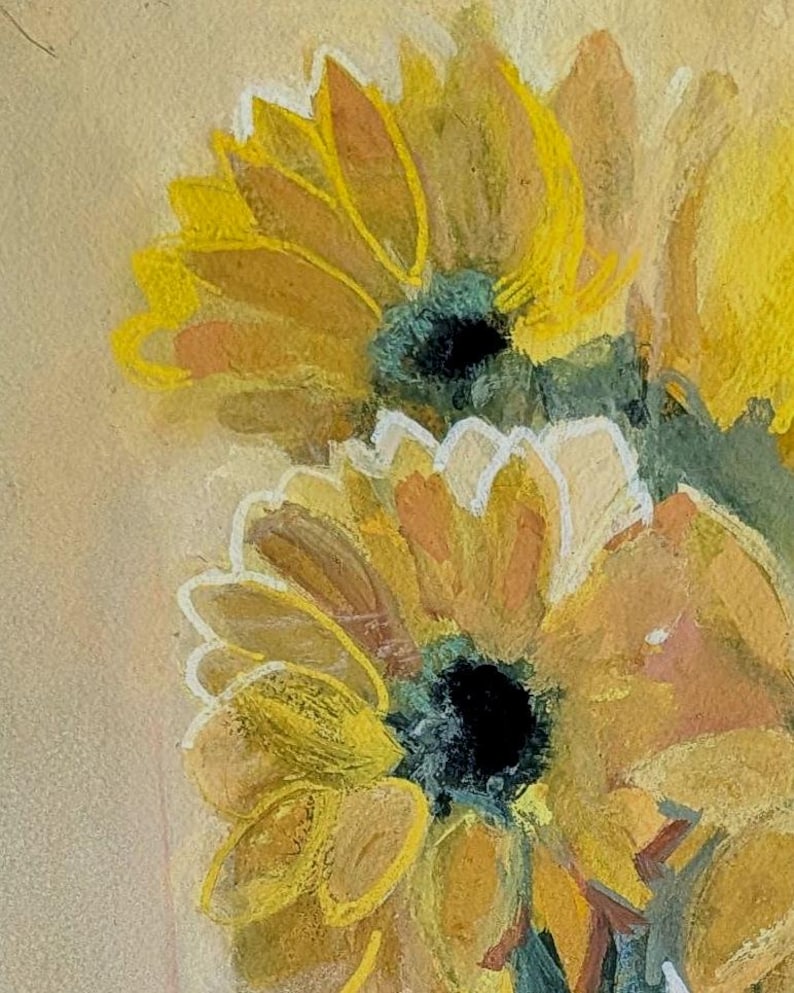 Puede incluir: Primer plano de una pintura con dos girasoles. Los girasoles tienen p&eacute;talos de color amarillo brillante con toques de naranja y blanco, que rodean un centro oscuro. El fondo es de un amarillo suave y apagado.