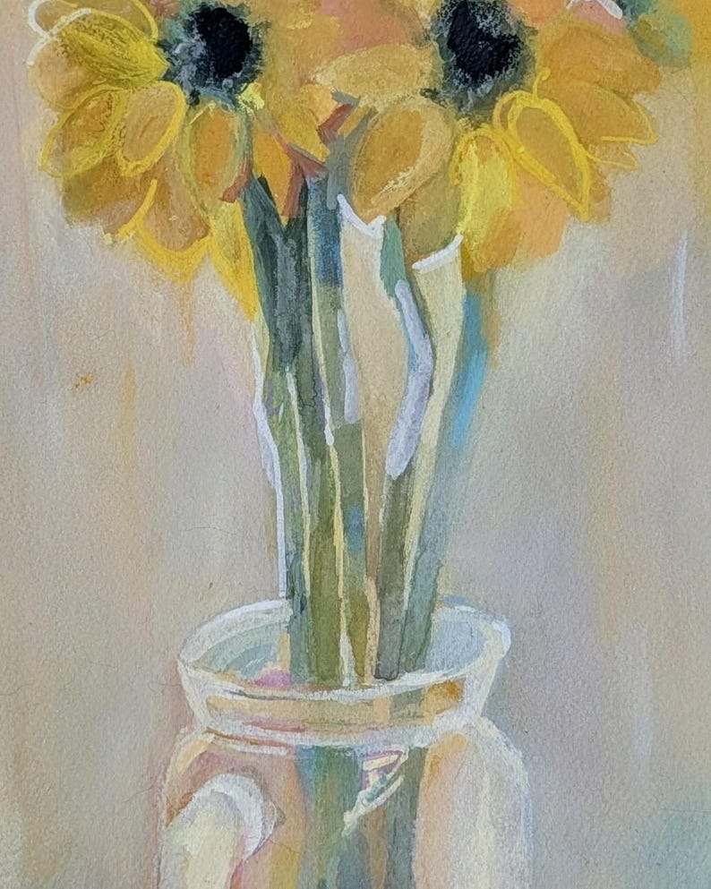Puede incluir: Pintura a la acuarela de girasoles en un tarro de cristal transparente. Los girasoles tienen p&eacute;talos de color amarillo brillante y centros oscuros. Los tallos son verdes y el tarro es transparente, sobre un fondo suave y neutro.