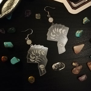 Orecchini appesi in acciaio e ottone, perline di agata, mano mistica, tarocchi, luna, strega, strega, occulto, mistico