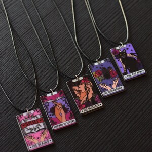 Collier cordon en simili cuir, carte de tarot fictive, oracle, acrylique, couleurs, lecture, chat, amour, amitié, photographe, witchy, witch