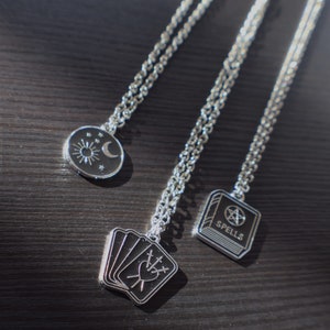 Collier en acier, argenté, simple, minimaliste, breloque émaillée, carte de tarot, 3 d'épée, grimoire, lune, witchy, witch, sorcière