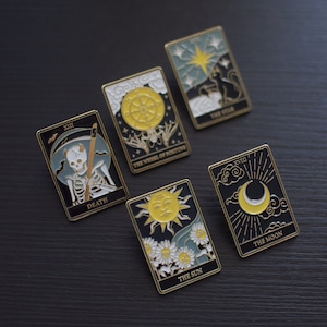 Pin's en acier doré émaillé, cartes de tarot, lune, étoile, soleil, fortune, mort, witchy, witch, sorcière, mystique