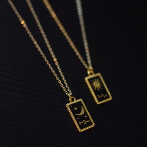 Collier doré, mini carte de tarot, soleil, lune, divination, porte bonheur, protection, amitié, amour, witchy, sorcière, mystique