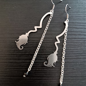 Longues boucles d'oreilles en acier inoxydable, balai de sorcière, perles en verre noires, witchy, mystique, fun