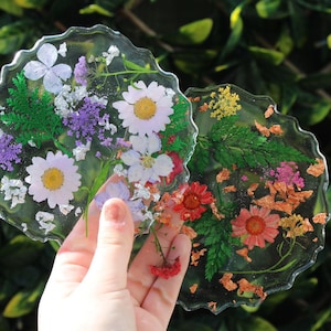Set di due sottobicchieri in resina, sottobicchieri in resina epossidica, idee regalo per lei, sottobicchieri in resina con fiori secchi, sottobicchieri da tavolo