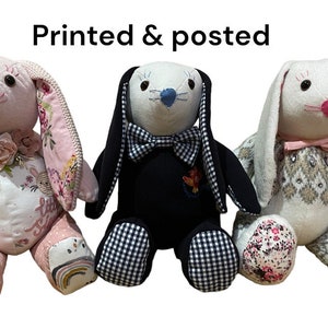 Puede incluir: Tres peluches de conejito hechos a mano. Los conejitos son de color rosa, negro y blanco. El conejito rosa tiene detalles florales y un arcoíris en el pie. El conejito negro tiene un estampado de cuadros y una pajarita. El conejito blanco tiene detalles florales.