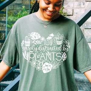 Se distrae fácilmente con plantas svg y png, plantas svg, planta mamá png, amante de las plantas svg, jardinero svg, planta de interior svg, planta camiseta svg, png