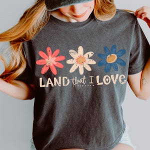 Rétro 4 juillet png « La terre que j'aime », floral png des États-Unis, png de la fête de l'indépendance, png d'été, png patriotique, png d'été boho, chemise png de marguerites