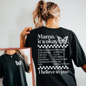 Mama it's okay svg e png, mama inspiradora svg, mama svg, mama png, retro mom svg, groovy mom svg, mama sublimação png, saúde mental