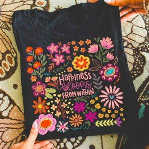 Positives Boho Blumenzitat png, Glück blüht von innen, Blumen png, inspirierend png, Freundlichkeit png, T-Shirt png, Sublimationsdesign