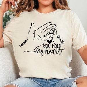 Tienes mi corazón svg png, svg personalizable, nombre de niño svg, mamá svg, día de la madre svg, nombre de corazón personalizado svg, mano de bebé sosteniendo la mano svg