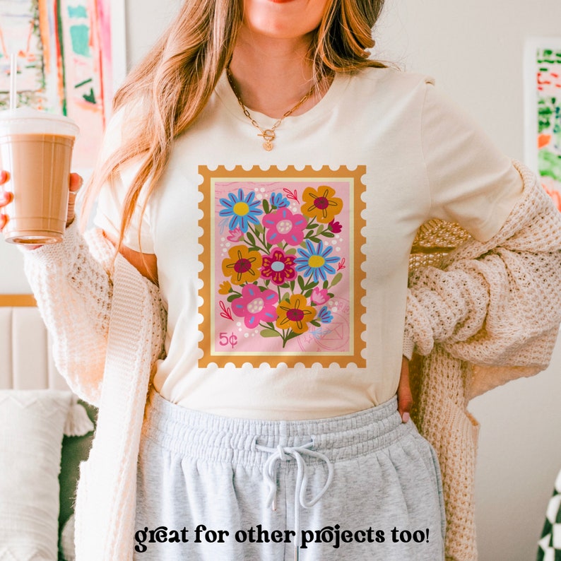 Pu&ograve; includere: Una maglietta bianca con un design a forma di francobollo vintage che presenta un bouquet di fiori colorati. Il francobollo dice "5&cent;" nell'angolo in basso a sinistra.