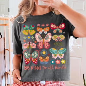 Soyez gentil avec toutes les sortes boho floral png, fleurs png, source d'inspiration png, gentillesse png, t-shirt png, sublimation, soyez gentil png, papillon